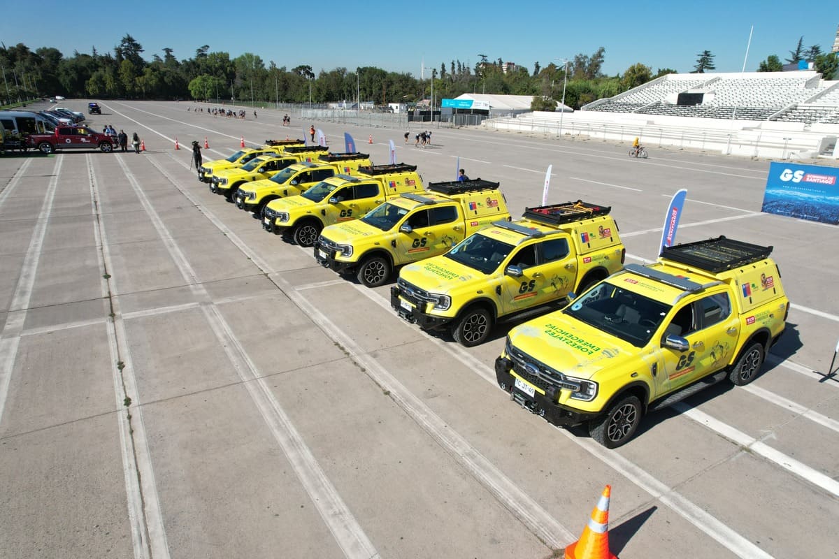 Gobierno de Santiago entrega siete camionetas forestales de primer ataque a CONAF para mejorar la lucha contra los incendios en el bosque.