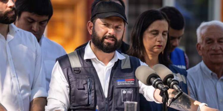 El presidente Boric admite retrasos en la asistencia habitacional en las áreas impactedas por incendios forestales.