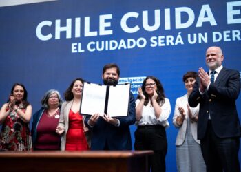 Gobierno promulga la Ley Chile Cuida y establece el Sistema Nacional de Apoyos y Cuidados con derecho a recibir cuidados garantizados.