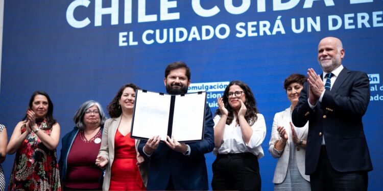 Gobierno promulga la Ley Chile Cuida y establece el Sistema Nacional de Apoyos y Cuidados con derecho a recibir cuidados garantizados.