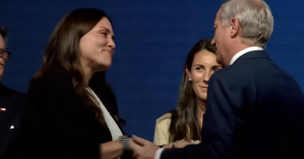 Natalia Duco deja la Beca Proddar tras la controversia por el financiamiento estatal.