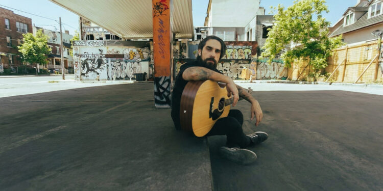 Elqui lanza de manera urgente su nuevo EP “Canciones Breves para Corazones Ansiosos”