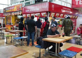 Operativos en Rancagua resultaron en la clausura de tres food trucks y un detenido por porte de arma de fuego en un establecimiento clandestino.