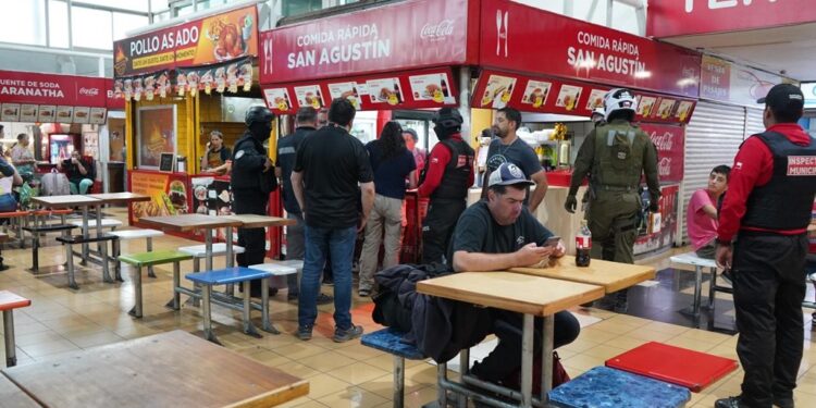 Operativos en Rancagua resultaron en la clausura de tres food trucks y un detenido por porte de arma de fuego en un establecimiento clandestino.