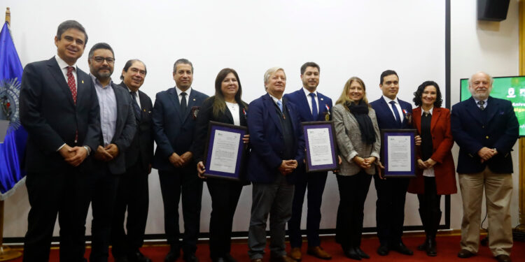 Curicó homenajea a la PDI: Tres agentes son galardonados con medalla de plata.