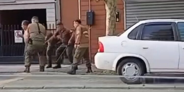 Sujeto fue neutralizado a balazos tras amenazar con un cuchillo a Carabineros en Cabrero.