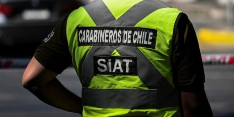 Mujer fallece al impactar su motocicleta a alta velocidad contra barreras en La Pintana.