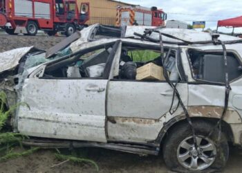 Accidente entre camión y auto liviano con volcamiento deja heridos graves cerca de Cabrero.