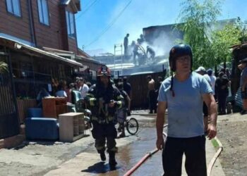 Un incendio dañó dos casas en el sector sur de Los Ángeles.