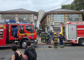 Inicio de incendio impactó a un local comercial en el corazón de Los Ángeles.