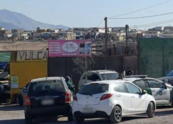 Hallan a un hombre y una mujer muertos: Indagan posible femicidio seguido de suicidio en Alto Hospicio.