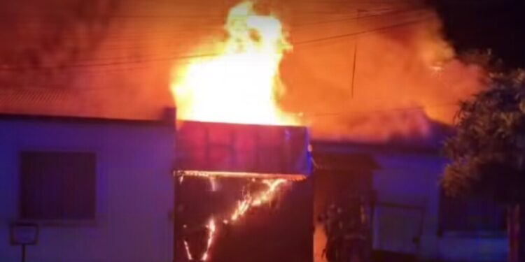 Incendio devastador cobra la vida de una persona mayor en el centro de Chillán.