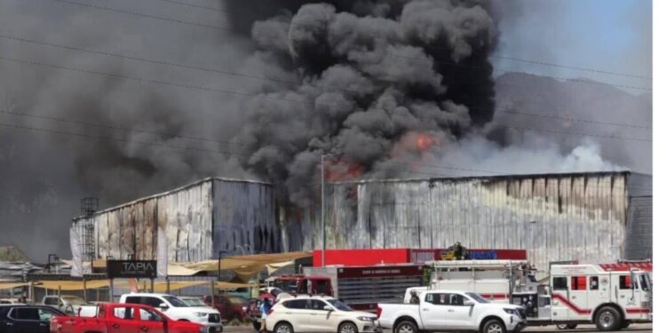 Devastador incendio arrasó un reconocido supermercado y varios comercios en Machalí.