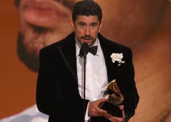 Bad Bunny conquista un Grammy histórico al Mejor Álbum del Año con un disco completamente en español.