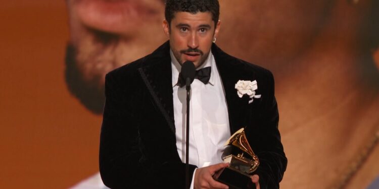 Bad Bunny conquista un Grammy histórico al Mejor Álbum del Año con un disco completamente en español.