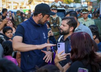 El Presidente Boric recorre las áreas afectadas por inundaciones en Maipú y se compromete a entregar un bono para los damnificados.