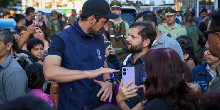 El Presidente Boric recorre las áreas afectadas por inundaciones en Maipú y se compromete a entregar un bono para los damnificados.