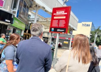 Se rinde homenaje a los 16 hinchas de O’Higgins con pancartas conmemorativas en el Paseo Independencia.