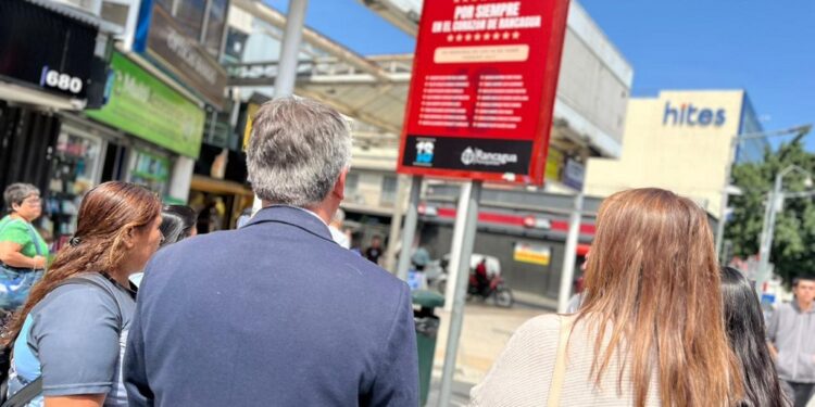 Se rinde homenaje a los 16 hinchas de O’Higgins con pancartas conmemorativas en el Paseo Independencia.