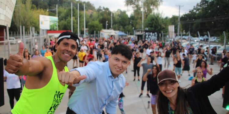 Casi 300 personas se unieron al zumbatón solidario en apoyo a un atleta de Curicó.