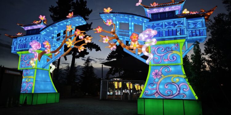 El Festival Tianfu enciende Santiago con dos parques temáticos a la vez y más de 60 instalaciones de luces monumentales.