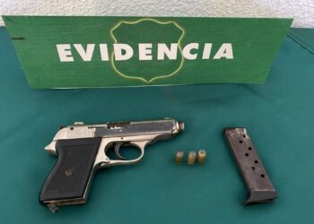 Detienen a motociclista en Laguna Verde, Valparaíso, por llevar un arma de fuego.