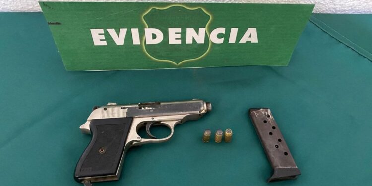 Detienen a motociclista en Laguna Verde, Valparaíso, por llevar un arma de fuego.