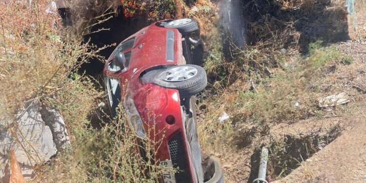 Una persona sufrió lesiones tras el volcamiento de un vehículo cerca del Santuario de Lo Vásquez en Casablanca.