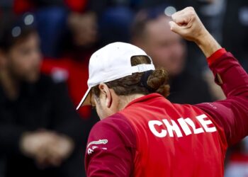 Chile enfrenta a un equipo serbio debilitado en la Copa Davis en el Estadio Nacional.