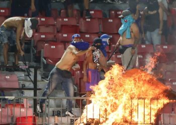 Árbitro documenta bengalas, incendios y desórdenes de hinchas de la U en contundente informe del partido frente a A. Italiano.