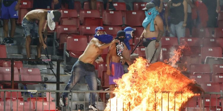 Árbitro documenta bengalas, incendios y desórdenes de hinchas de la U en contundente informe del partido frente a A. Italiano.