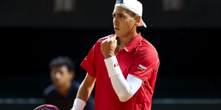 Alejandro Tabilo amplía la ventaja de Chile en la serie de Copa Davis contra Serbia al vencer a Ognjen Milic.