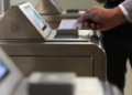 Desde este viernes, Metro y Tren habilitarán el pago con tarjetas bancarias.