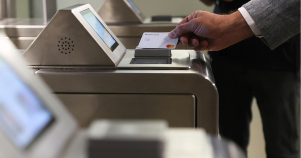Desde este viernes, Metro y Tren habilitarán el pago con tarjetas bancarias.