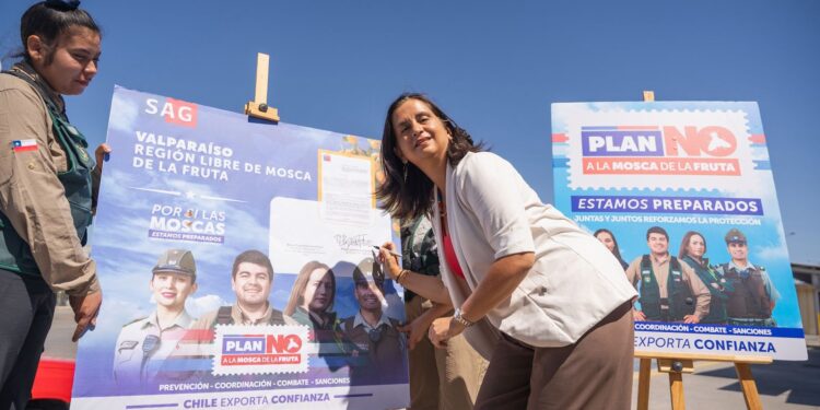 Ministra de Agricultura llega al Puerto Terrestre de Los Andes y anuncia que erradicaron la mosca de la fruta en la región de Valparaíso.