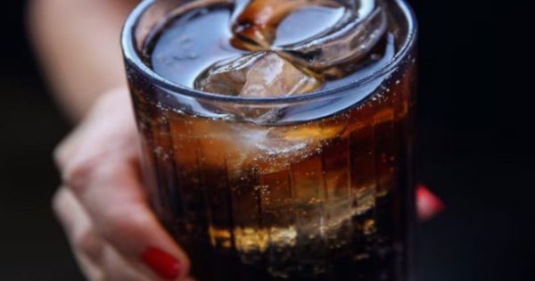 Día Nacional de la piscola: un brindis que une a todo Chile.