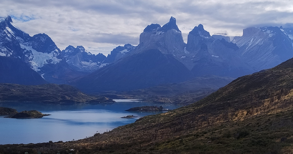 Cuatro turistas fueron arrestados y echados del Parque Torres del Paine por hacer fuego.