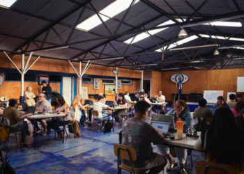 Vecinos de Quilicura «desconectan» la IA para mostrar su efecto en el consumo de agua.