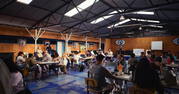 Vecinos de Quilicura «desconectan» la IA para mostrar su efecto en el consumo de agua.