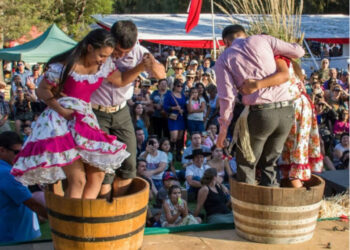 Más de 40 fiestas del vino impulsan el enoturismo entre febrero y mayo en Chile.