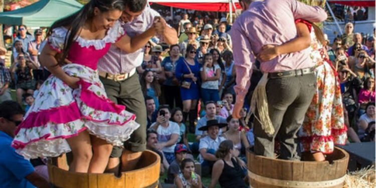 Más de 40 fiestas del vino impulsan el enoturismo entre febrero y mayo en Chile.