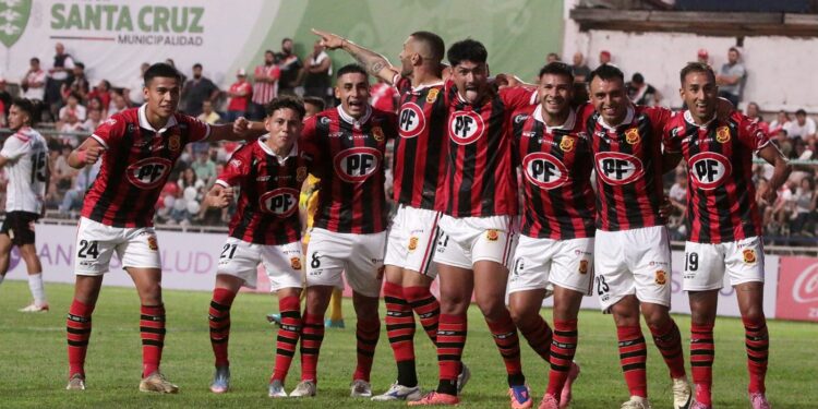 El Maule se pintó de rojinegro: Rangers triunfó sobre Curicó Unido gracias a un gol del uruguayo Servetti.