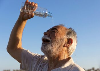 Advierten sobre el riesgo de golpes de calor en poblaciones vulnerables debido a las altas temperaturas en el Maule.