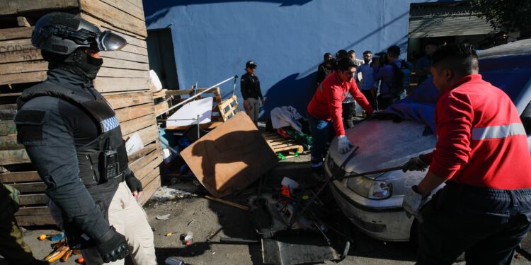 Santiago lanza un novedoso plan municipal para retirar más de 500 autos abandonados en la comuna.