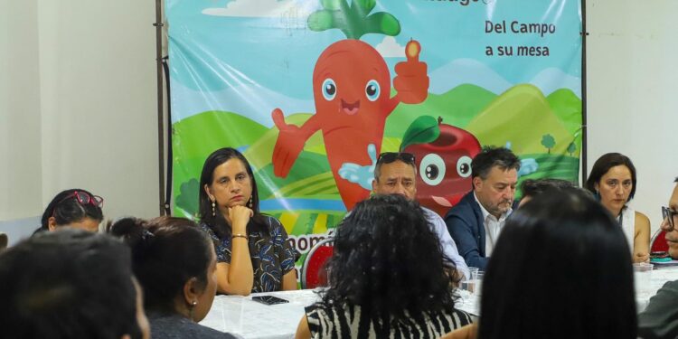 Gobierno se organiza para apoyar a locatarios tras incendio en La Vega Central y asegura que no habrá alza en los precios de los alimentos.