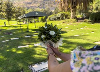 Cementerios de Grupo Nuestros Parques van a obsequiar flores a los visitantes.