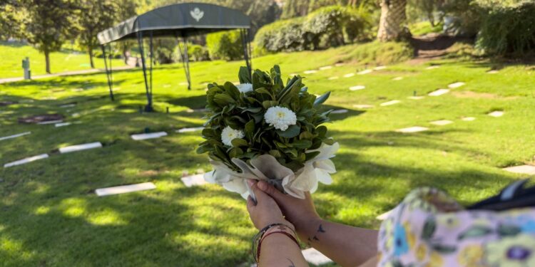 Cementerios de Grupo Nuestros Parques van a obsequiar flores a los visitantes.
