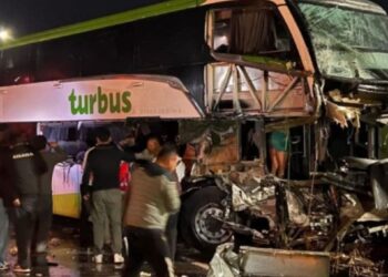 Trágico accidente entre un autobús y un camión en La Araucanía deja dos fallecidos y numerosos heridos.