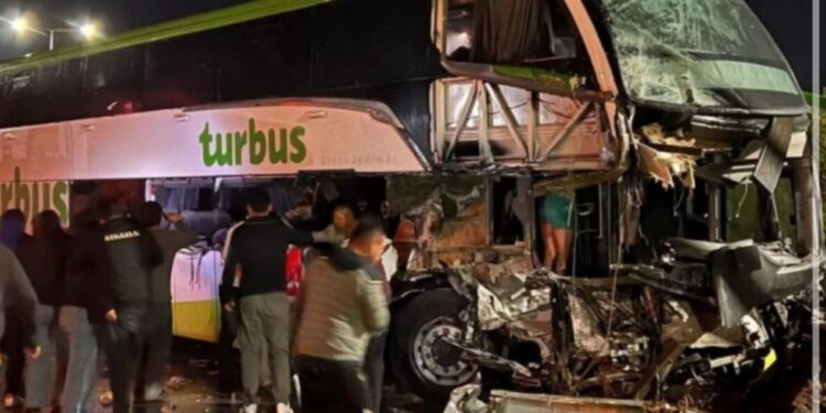 Trágico accidente entre un autobús y un camión en La Araucanía deja dos fallecidos y numerosos heridos.