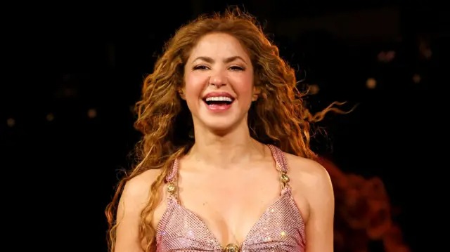 Shakira ofrecerá un concierto gratuito en Copacabana con el objetivo de reunir a un millón de asistentes.